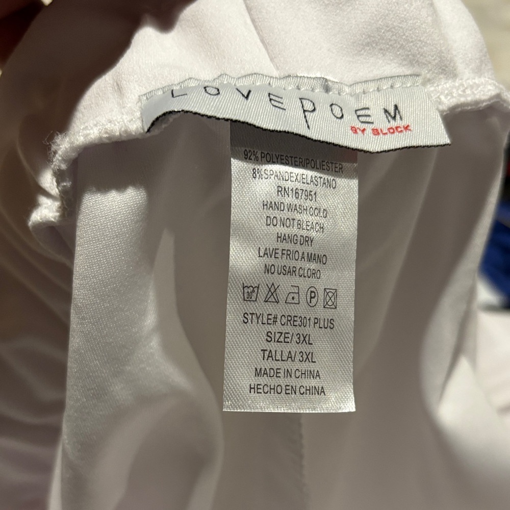 Women's White Cargo Pants
Not true to size. 3xl talla. Should fit size 18/20. - Picture 2 of 4